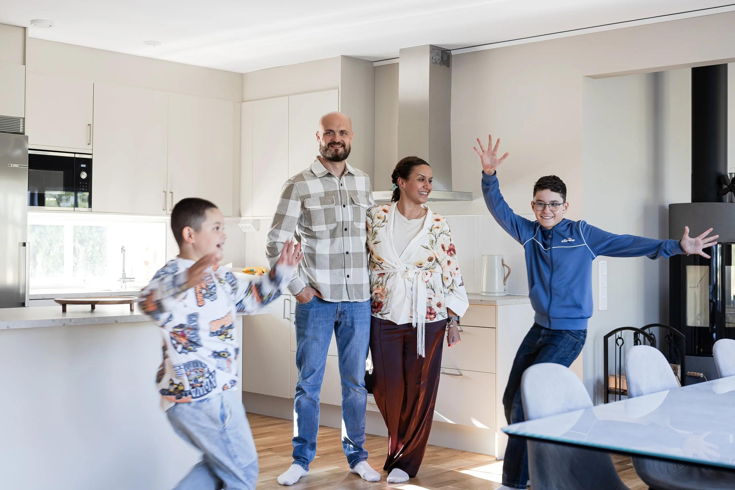 Hemma hos en familj i enplanshuset MOVE #105