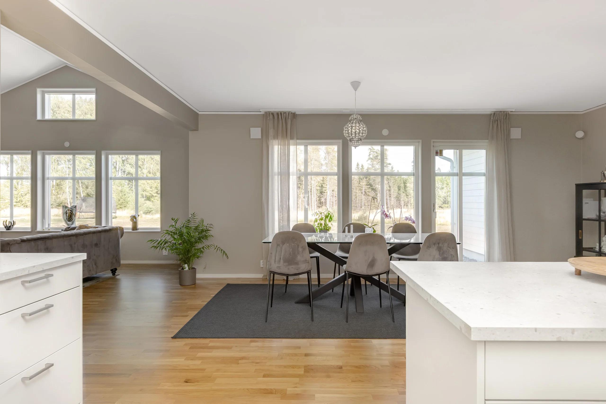 Hemma hos en familj i enplanshuset MOVE #105